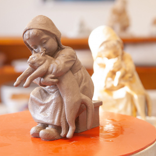 Ребенок с кошкой