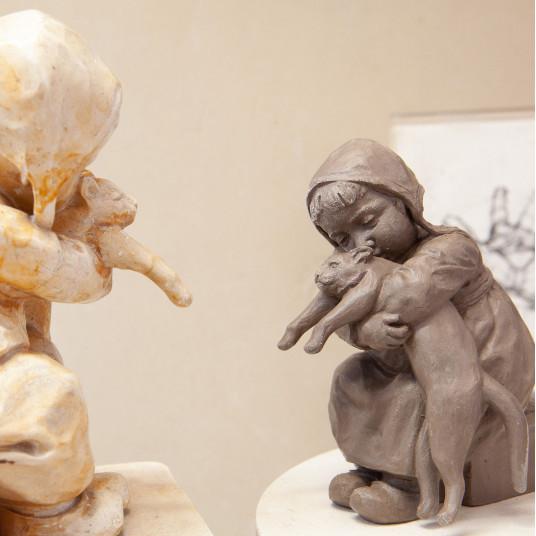 Ребенок с кошкой