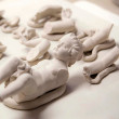 Композиция Два Ребенка, кормящие лебедей Композиция Два Ребенка, кормящие лебедей